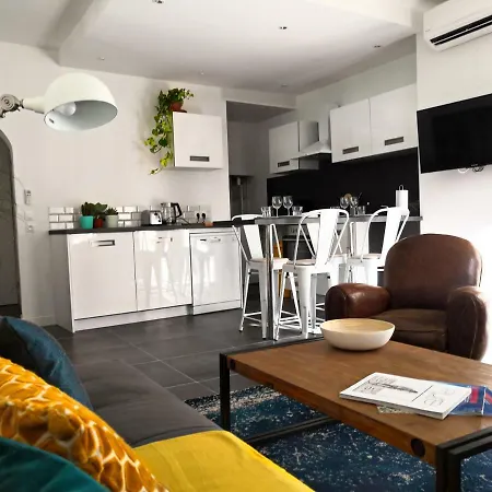 Beautifully Bright In Old Town Apartment